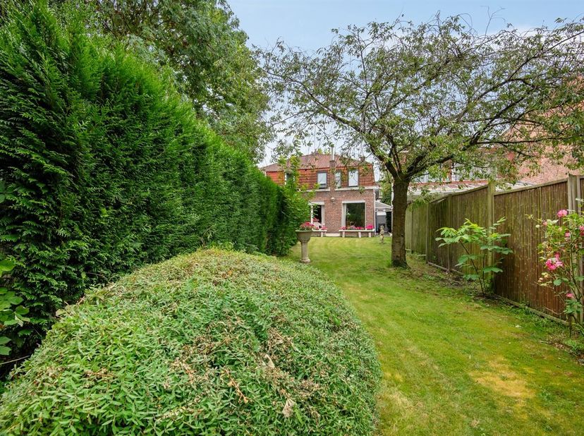 Karaktervolle halfopen woning (139m²) voorzien van twee slaapkamers op een perceel van 281m² met aangelegde tuin op centrale ligging te Mortsel biedt