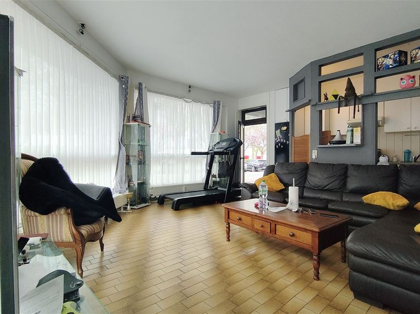 Bel appartement une chambre actuellement loué qui est situé au Boulevard Bara, au rez-de-chaussée d'une résidence bien fréquentée.<br />
Composition :