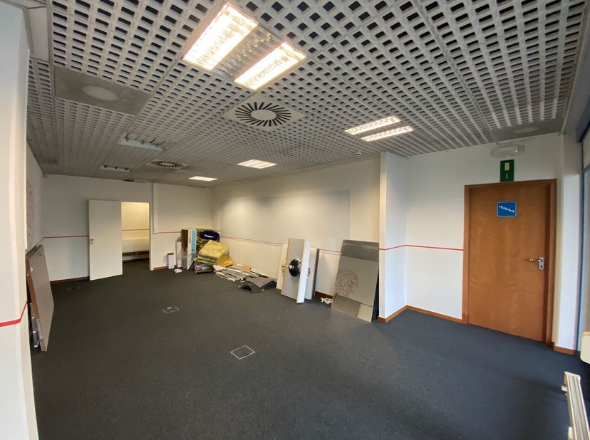 De kantoorruimte met terras bevindt zich op de 1ste verdieping, toegankelijk via centrale trappenhal en lift, en beschikt onder andere over airco, rui