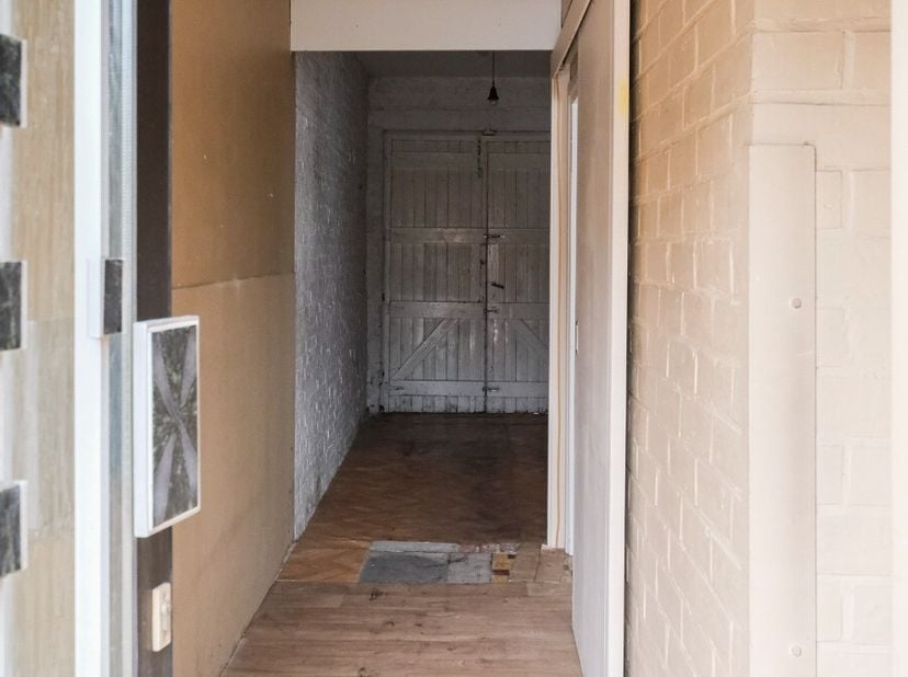 À vendre : bien semi-mitoyen à rendement à Kiewit, Hasselt, avec jardin et potentiel commercial. Cette maison familiale à rénover offre un mélange uni
