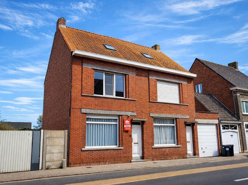 Bent u op zoek naar een gezellige woning in een rustige omgeving? Deze charmante rijwoning in Woesten biedt een aangename woonruimte met een zonnige t