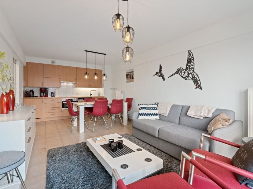 Te koop: verzorgd appartement in Koksijde, centraal maar toch rustig gelegen, met een ruim terras en mooi open zicht. Dit appartement, gebouwd in 1996