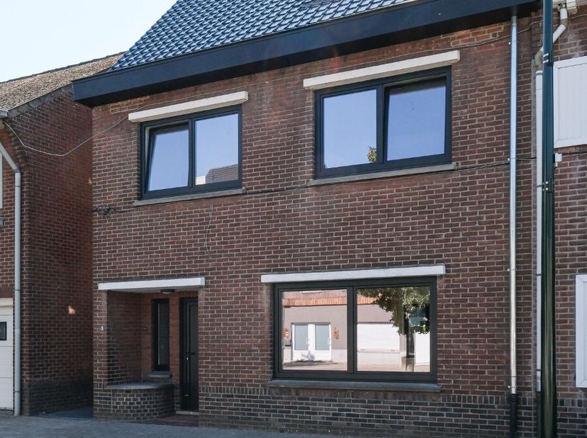 Mooie gerenoveerde halfopen woning in het centrum van Bocholt, vlak bij het kanaal en alle voorzieningen. Deze gerenoveerde woning uit 1949 combineert
