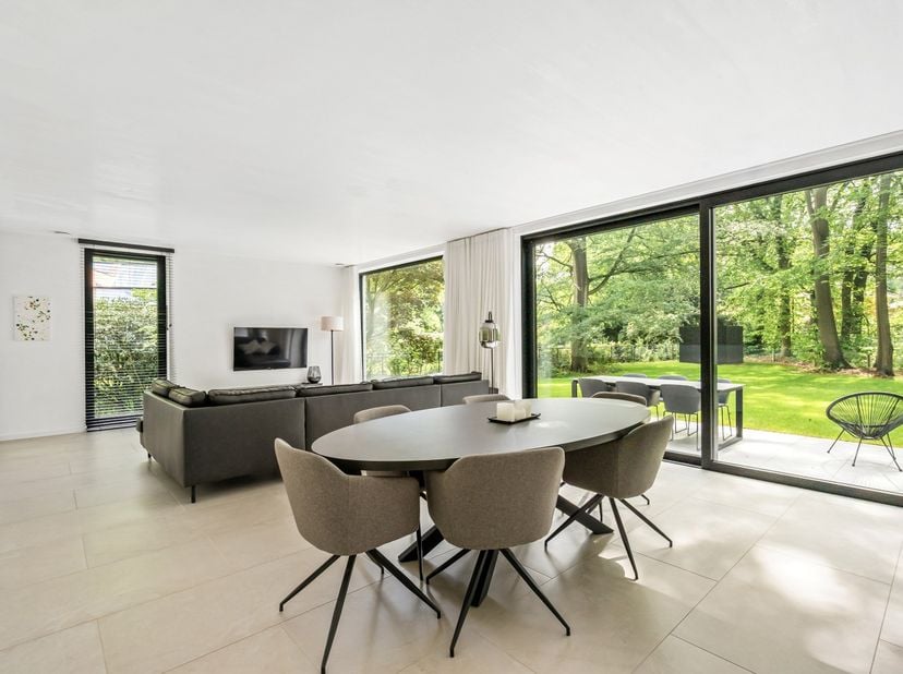 Deze moderne en energiezuinige villa (E-peil -4) is gelegen in een rustige en bosrijke straat te Oud-Turnhout. Deze eigendom dateert van 2024 en is af