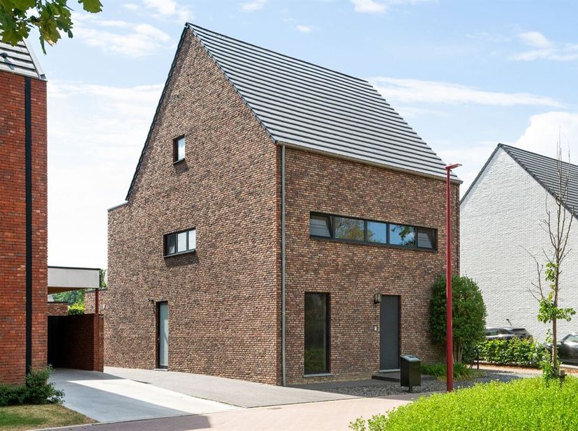 Maison récente et économe en énergie (2019), située dans un quartier résidentiel très calme et adapté aux enfants à Onze-Lieve-Vrouw-Olen. <br />
La m