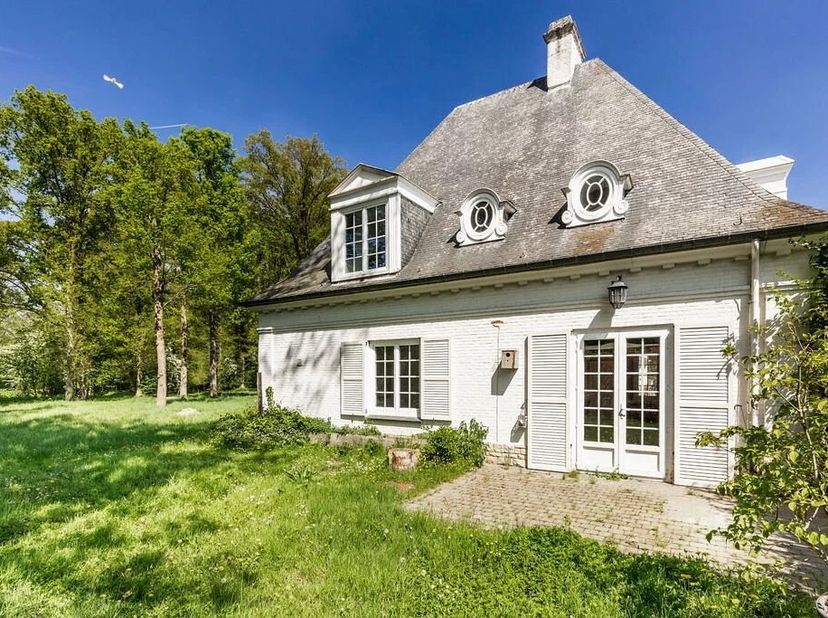 Rosières, au coeur d'un domaine privé de 7 hectares, niché en pleine campagne mais proche de toutes les facilités (écoles, commerces, gare, autoroute)