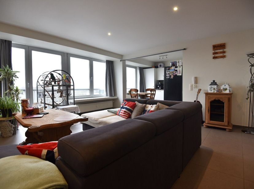 Dit ruime appartement van maar liefst 124 m² is gelegen op de 5de verdieping (lift aanwezig).<br />
Het beschikt over een inkom, gastentoilet, een rui