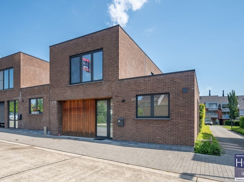 De ligging<br />
Deze hedendaagse woning (bouwjaar 2018) is gelegen in de verkaveling 'Hof ter Landa', een recent woonproject in het hart van Kruishou