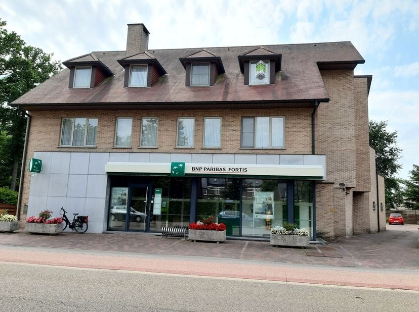 Dit ruime appartement bestaat uit een inkomhal, apart toilet, 3 slaapkamers, badkamer met toilet , living, keuken met extra berging, wasplaats, garage