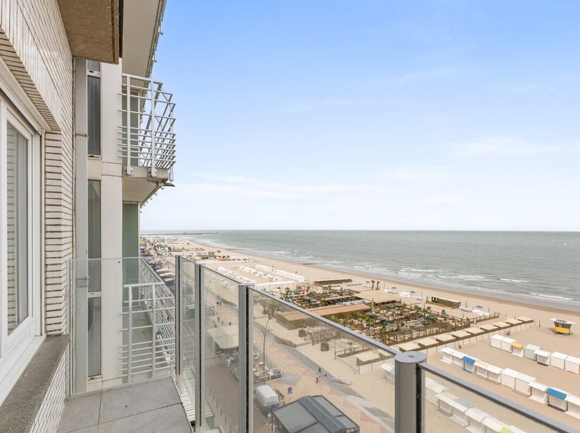 Blankenberge: Instapklaar appartement met zeezicht, 3 slaapkamers en terras te koop! Op de 8e verdieping van residentie "Romantica", gelegen op de Zee
