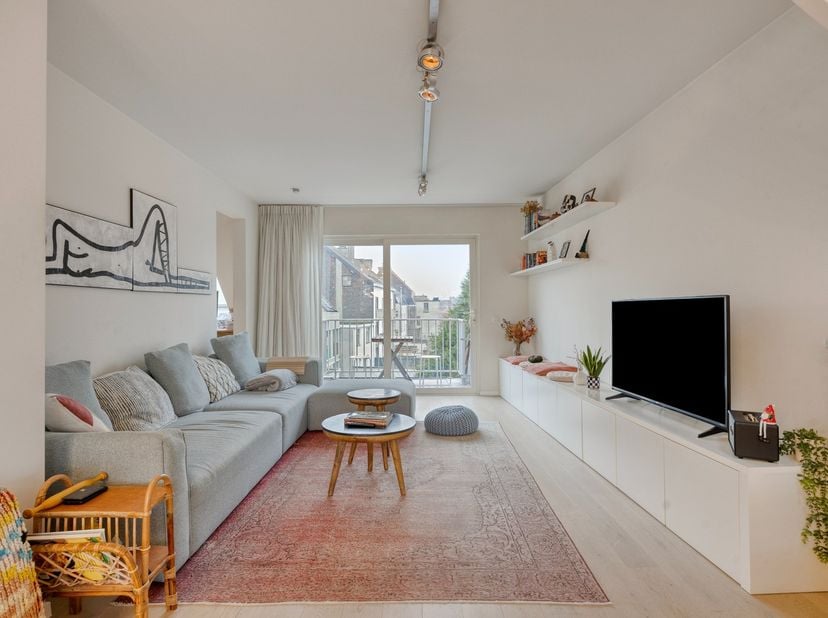 Ruim en energiezuinig duplex appartement met veel lichtinval, gelegen op wandelafstand van het Station Gent-Dampoort.&amp;nbsp;De Gentse binnenstad bevind
