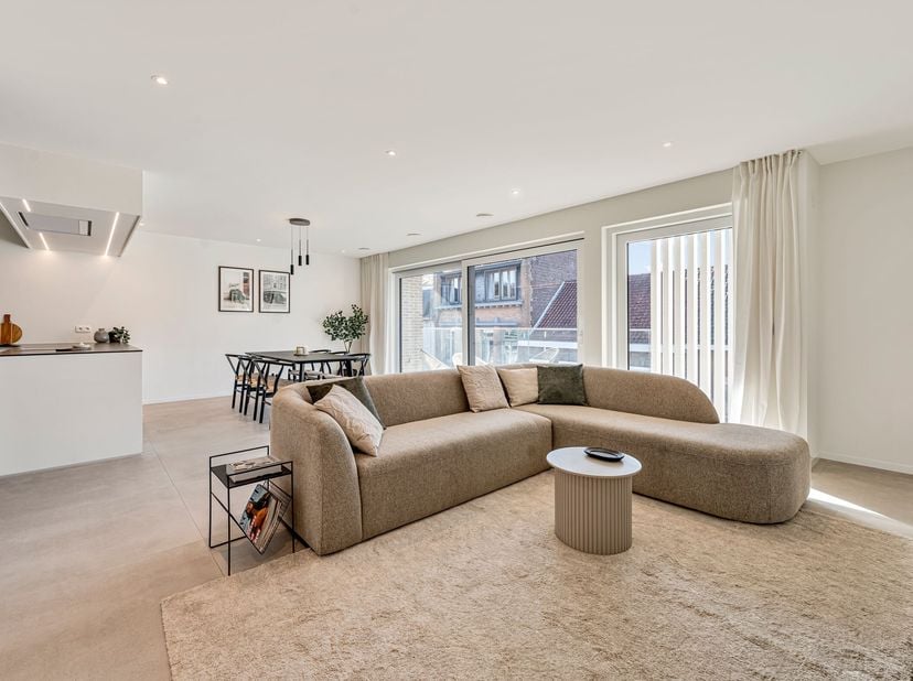 Nieuwbouwappartement te huur in centrum Poperinge!<br />
Het appartement bevindt zich op het tweede verdiep die bereikbaar is via de trap of lift. We