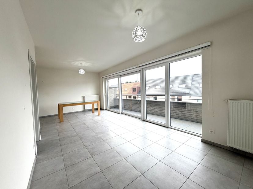 Op de Diestersesteenweg, in het hart van Paal, bevindt zich dit recent en modern afgewerkt appartement met alle hedendaagse comfort.<br />
Indeling:<b