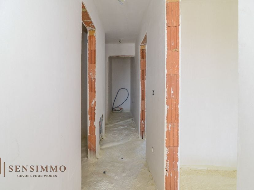 Deze unieke projectgrond is gelegen op enkele minuten van het centrum van Peer.<br />
Het project is vergund voor 12 appartementen en 3 woningen en ka