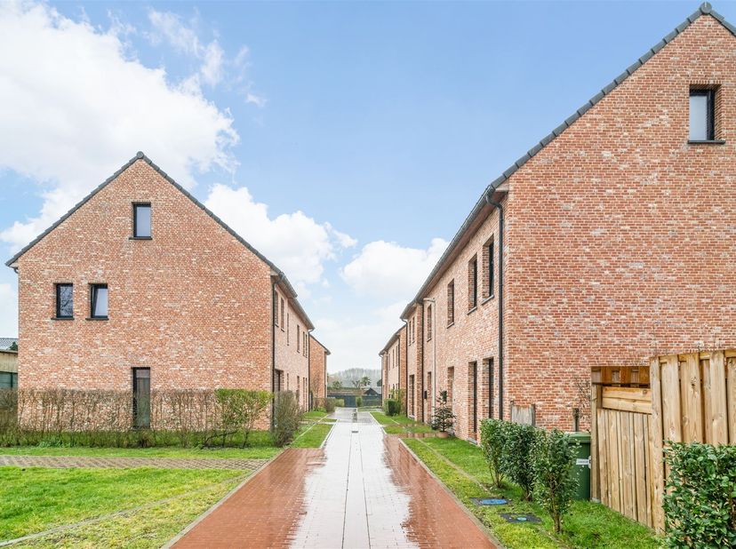 Energiezuinige HOB met 3 slaapkamers in Kozen<br />
Rustig wonen met vlotte bereikbaarheid<br />
In de Paenhuysstraat te Kozen, deelgemeente van Nie