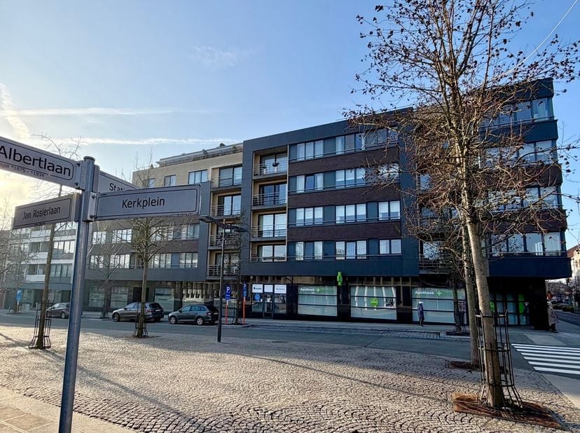 Residentie "le bon réveil" ligt op de kruising van het Kerkplein, de Stationsstraat en de Jan Rosierlaan, tegenover het gemeentehuis en de Kerk.<br />
