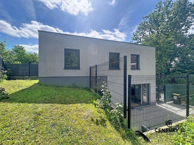 Rue de Masnuy-Saint-Jean 72 à Maisières. Très belle villa moderne de 2017, située dans un endroit calme, composée de : hall d'entrée, WC, séjour, cuis