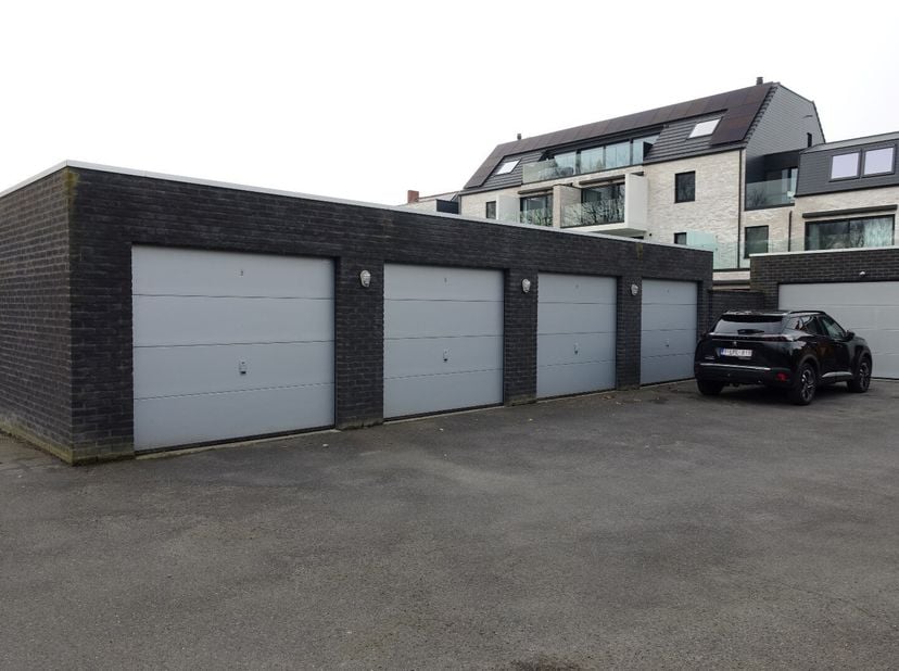Gelegen langs de Gistelse Steenweg te Sint-Andries, net buiten het centrum van Brugge, treffen we deze garagebox aan. De garagebox heeft een binnenmaa