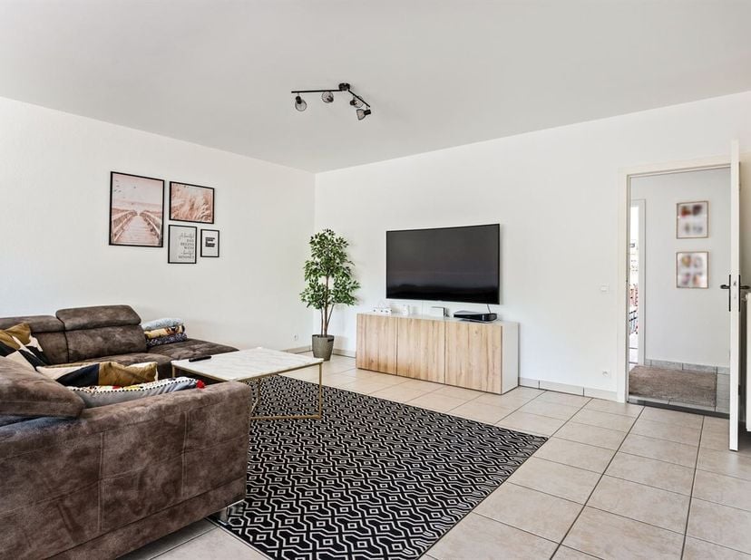 Ruim appartement met 3 slaapkamers en terras<br />
Dit appartement is gelegen op een centrale locatie met winkels, scholen, openbaar vervoer en belang