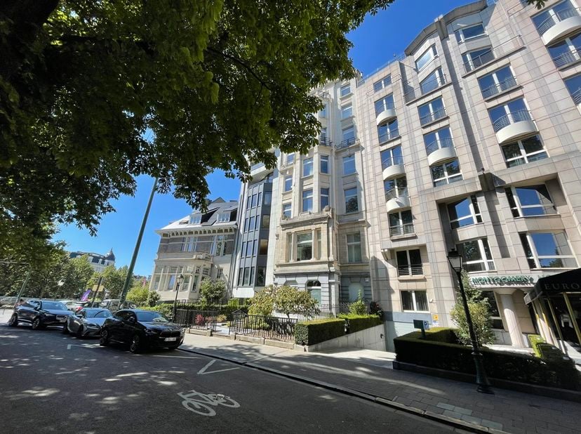 WOLUWE-SAINT-PIERRE, op het Montgomeryplein, prachtig APPARTEMENT van 180 m&amp;sup2; (2ch/1bur/2sdb) met 1 parkeerplaats! Gelegen op de 4e verdieping, be