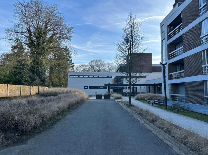 SERVICEFLAT MET 1 SLAAPKAMER EN TERRAS - <br />
<br />
In de verzorgde service residentie "Berkenhof" te Assebroek vindt u dit instapklaar en goed o