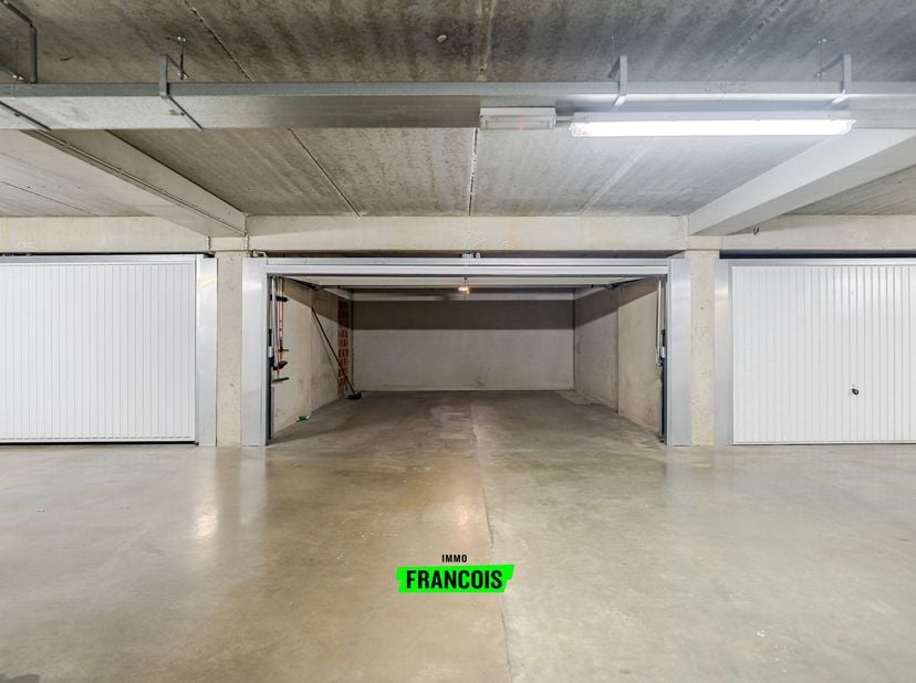 Ce spacieux box garage se situe dans un emplacement de choix à Mariakerke (Ostende), à distance de marche des arrêts de tram et de bus, des commerces,