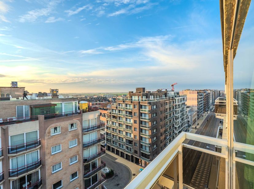Zonnig hoekappartement op een absolute toplocatie in de residentie “Melrose”, Jean Van Hinsberghstraat 16B te Middelkerke. Dit appartement is gelegen
