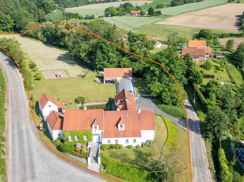 FRASNES – Propriété d'exception avec 3 unités d'habitation et activité de chambres d'hôtes<br />
Située dans le cadre paisible et verdoyant de Frasnes