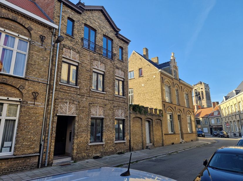 Ruime 3 slaapkamer duplex appartement te huur in het centrum van Veurne, vlakbij de markt. Deze is gelegen op het eerste en tweede verdiep van een her