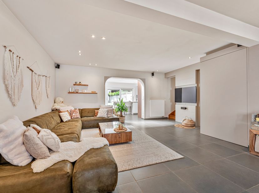 Prachtig afgewerkte, energiezuinige woning te koop in Wevelgem<br />
Je betreedt de woning via de inkomhal met gastentoilet. Vervolgens kom je in de z
