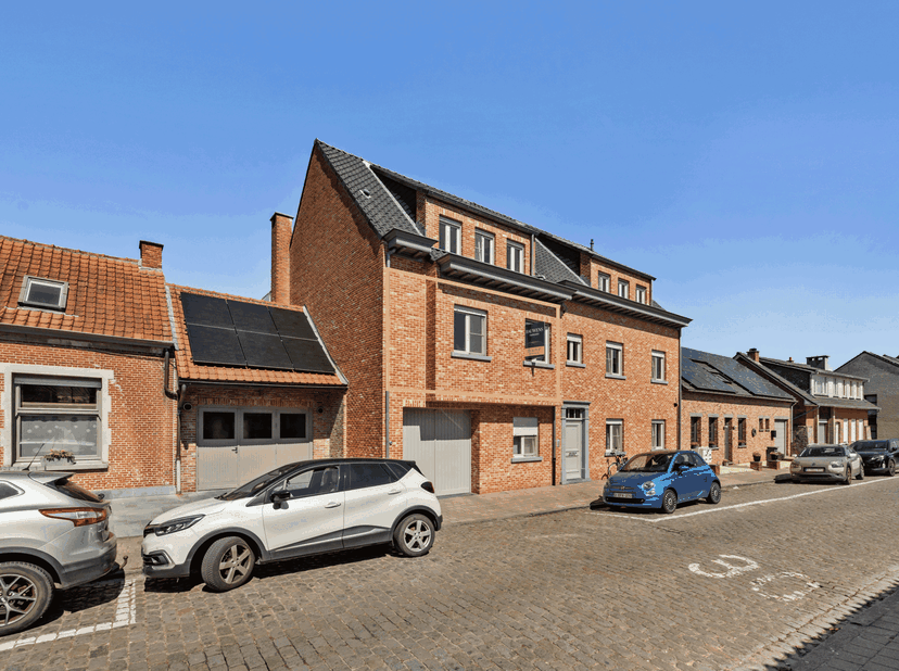 Locatie<br />
Dit instapklare en energiezuinige appartement is ideaal gelegen in het centrum van Ranst, met alle voorzieningen binnen handbereik.<br /