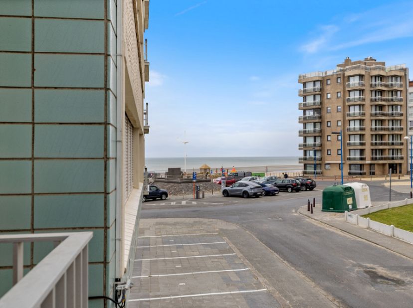 Cet appartement bénéficie d’un emplacement particulièrement privilégié à proximité immédiate de la digue de mer de Coxyde.<br />
Grâce à son orientati