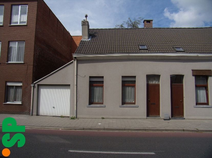 De woning heeft de volgende indeling: Living (novilon; 23m²) met aansluitend de eetkamer (novilon; 11m²) en de open ingerichte keuken (tegels, kasten,