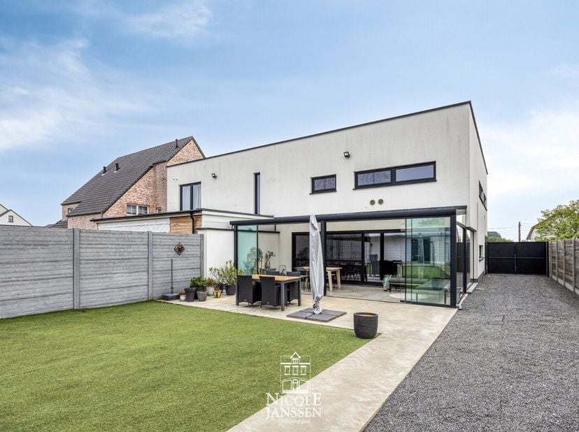 Halfvrijstaande, instapklare en ruim ingedeelde gezinswoning met vier slaapkamers, ruim leefgedeelte en praktisch bijgebouw in de tuin. Deze bijzonder