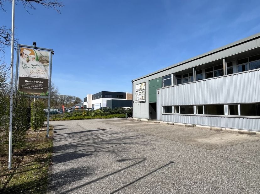 Dit multifunctionele bedrijfsgebouw van circa 1.780 m² bevindt zich op een perceel van 30a36ca in de industriezone van Zwartberg, op een strategische