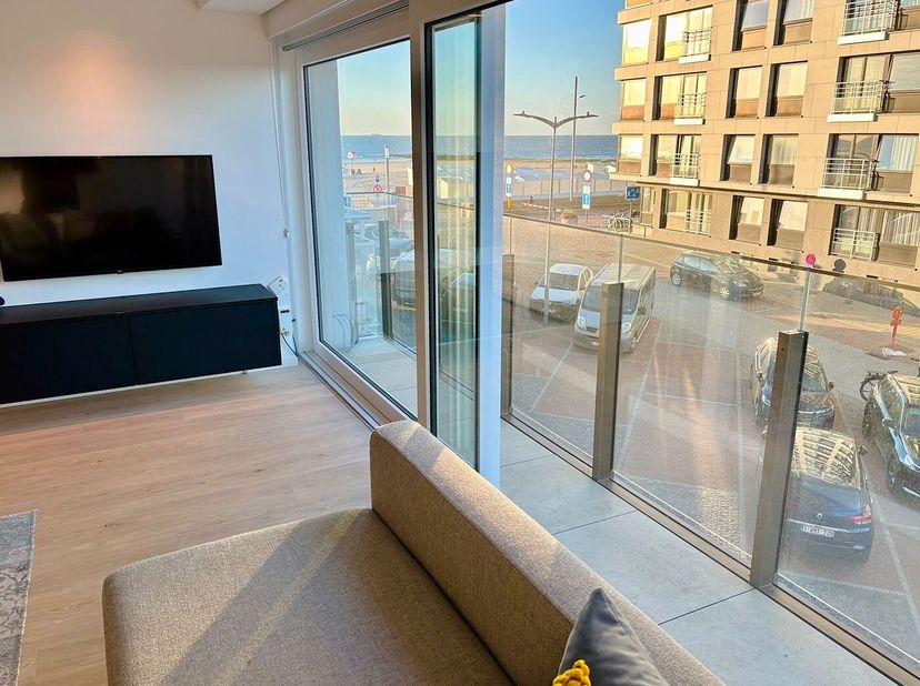 Dit prachtig gerenoveerde appartement in Wenduine combineert comfort en stijl met een warme, uitnodigende sfeer. Met twee slaapkamers en een lichte wo