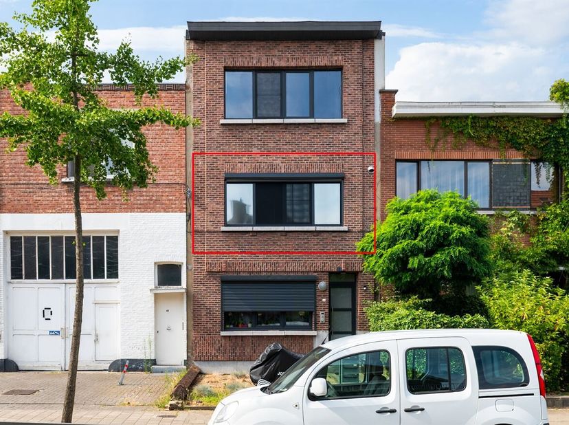 Ligging: Dit appartement is gelegen op een rustige locatie in Hoboken, met een vlotte verbinding naar de belangrijkste invalswegen. Winkels, openbaar