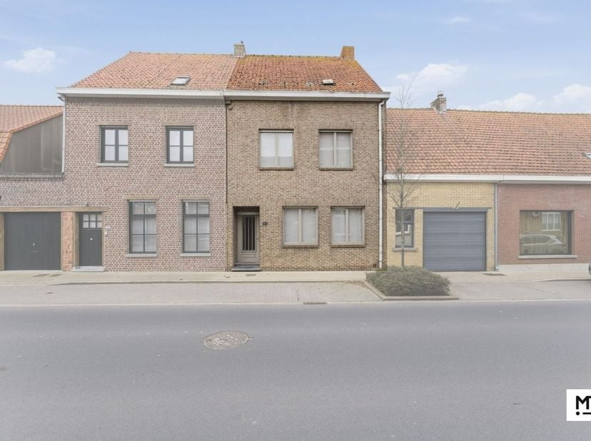 Op slechts 10 minuten van het centrum van Ieper en in de nabijheid van Langemark bevindt zich deze te renoveren woning, gelegen in het landelijke Biks