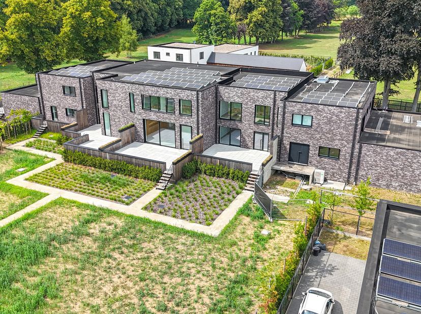 Deze ongewone woning triggert de zinnen : een volledig instapklare woning (spiksplinternieuw!) met een moderne afwerking en met op het gelijkvloers al