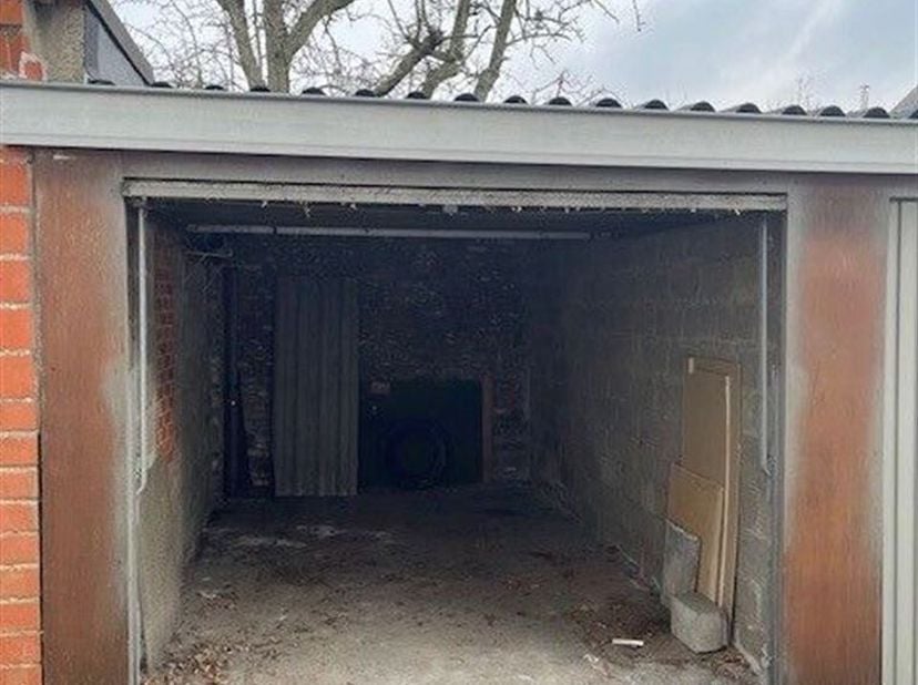 Garage box à vendre rue Saint Bernadette - Libre par acte notarié - Amiante - Possibilité d'acheter plusieurs garage box.<br />
Pour rendez-vous, écri