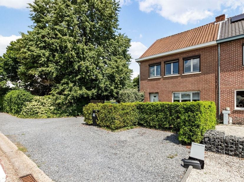 Gelegen aan de Beringersteenweg 62 in Zonhoven geniet deze verzorgde halfopen bebouwing van een uitstekende bereikbaarheid. Het centrum van Zonhoven,