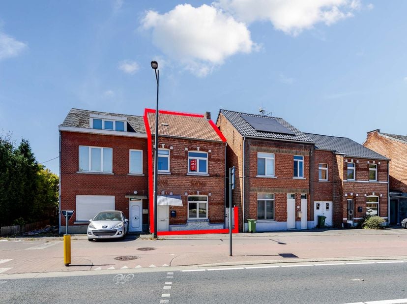 TE RENOVEREN WONING NABIJ CENTRUM - <br />
<br />
Op zoek naar een woning met potentieel op een gunstige locatie? Deze grondig te renoveren woning bev
