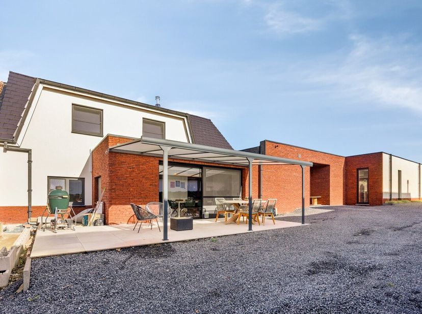 Deze mooie, ruime en lichtrijke woning (2023) bevindt zich op een grond van ruim 18 are.<br />
Dit pand omvat een woongedeelte: gelijkvloers: inkomhal