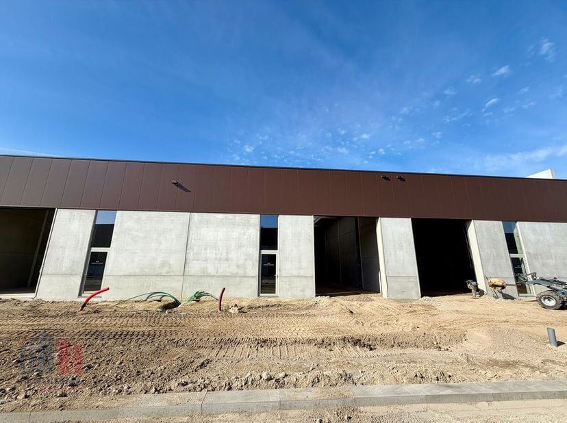 Unité PME neuve d’une superficie de 240 m² à vendre dans la nouvelle zone d’activités « STADSBEEMD ». Des surfaces plus grandes sont également possibl