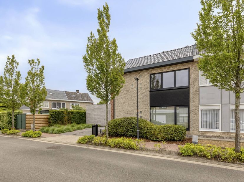 Welkom in deze prachtige halfopen bebouwing in het hart van Brecht, gelegen in een rustige, residentiële en kindvriendelijke woonwijk. Deze volledig g