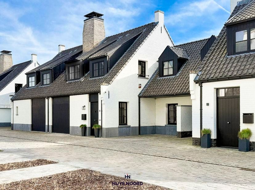 Venez profiter d'un cadre de vie exclusif dans cette maison récente et aménagée avec goût, avec jardin et garage intégré.<br />
<br />
Idéalement situ