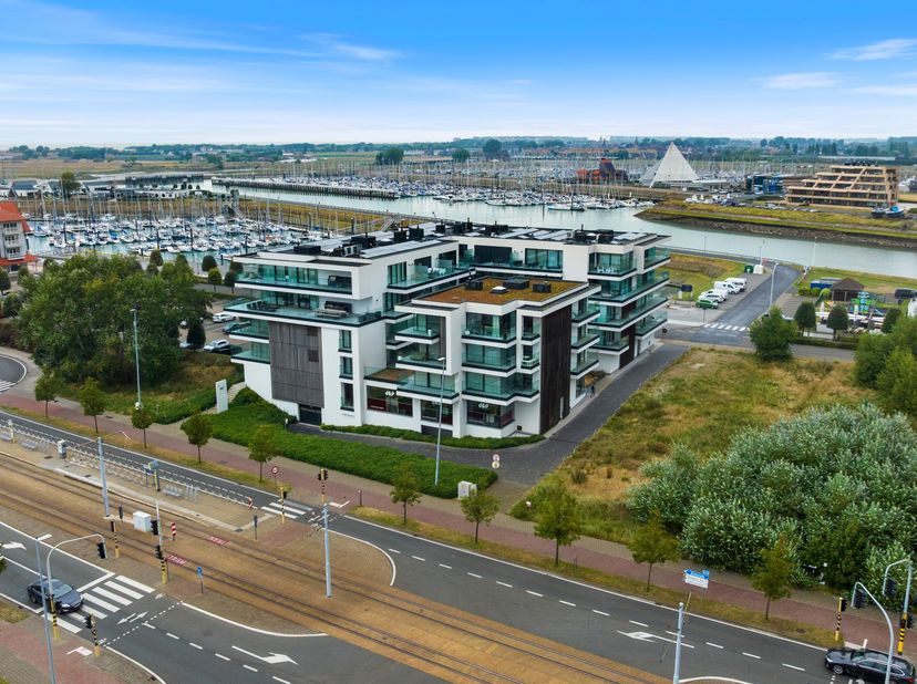 Verzorgd appartement van 99 m² op de derde verdieping van residentie Boardwalk, op wandelafstand van winkels, horeca, de tramhalte en de jachthaven va