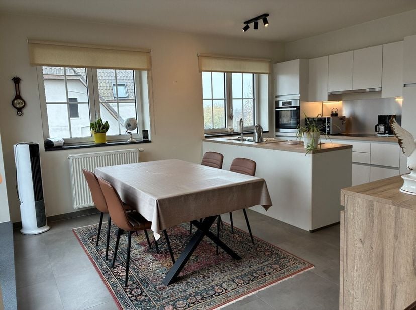 Op de tweede verdieping bevindt zich dit lichtrijke en verzorgde appartement. De leefruimte vormt het hart van de woonst en combineert een gezellige z