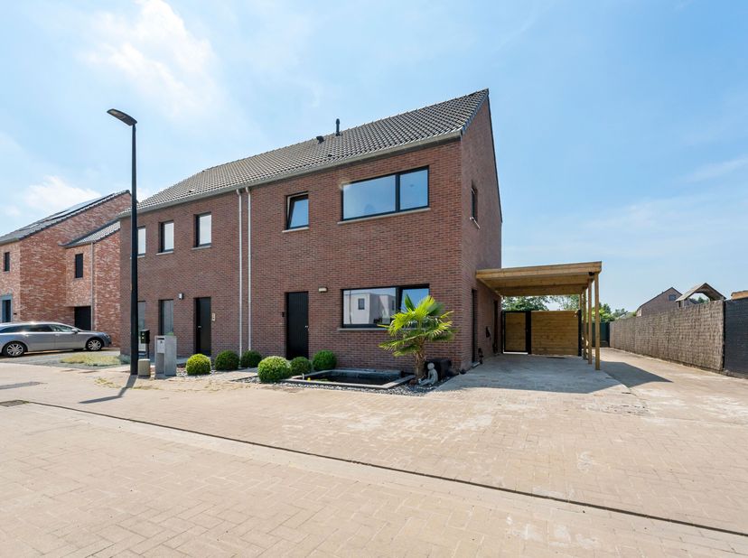 Energiezuinige halfopen bebouwing te koop in Menen<br />
Je betreedt de woning via de inkomhal met gastentoilet en komt vervolgens in de lichtrijke le