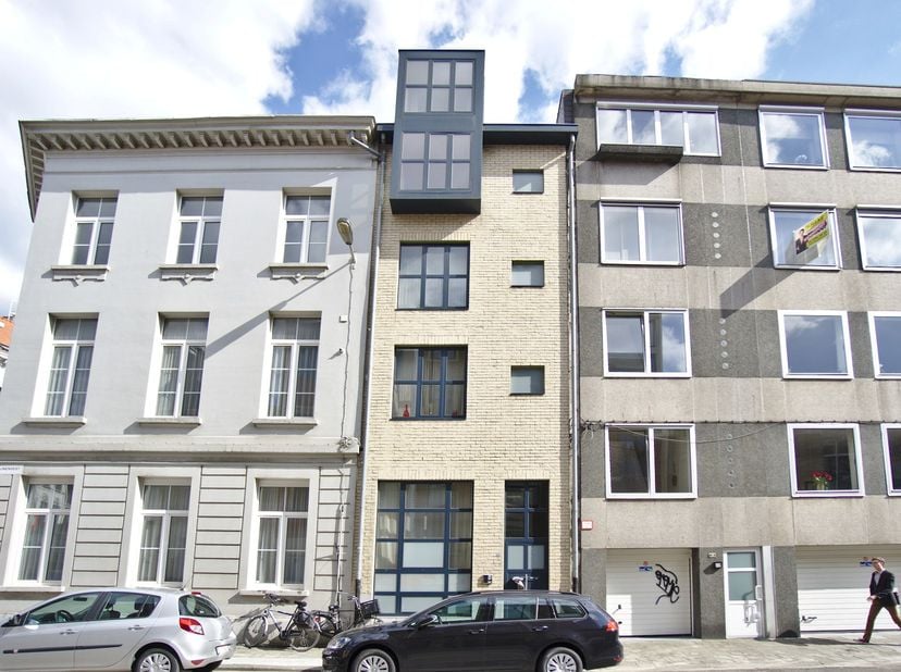 Rustig wonen, maar toch op een toplocatie nabij het Mechelsplein? Dat is mogelijk in dit instapklare appartement. Het is gelegen in een straat evenwij